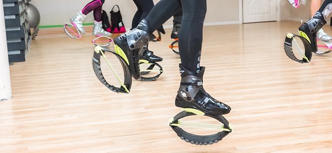 Мен балконда жұлқынғанды ұнатамын Сексуалдық темір тор