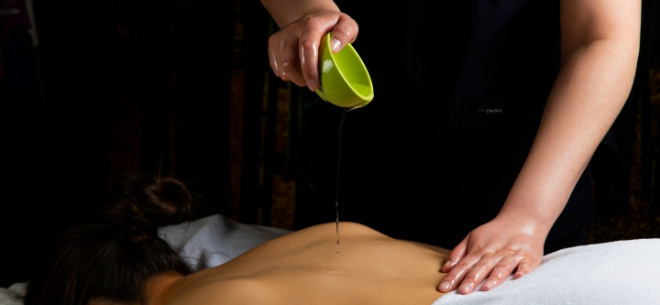 Клубтың дәретханасының тесіктері арқылы